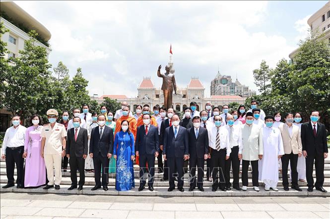 Chủ tịch nước Nguyễn Xuân Phúc dâng hương tưởng nhớ Chủ tịch Hồ Chí Minh 